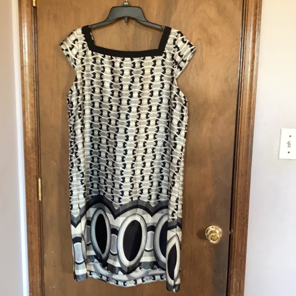 Dressbarn modern geometric print dress lightweight - Picture 13 of 14